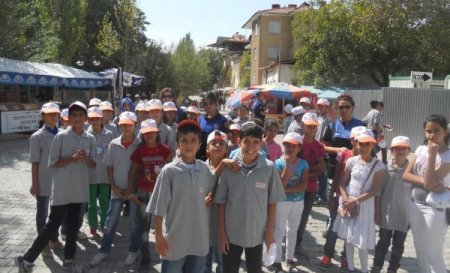 Göçer aile çocukları Darende'yi gezdi