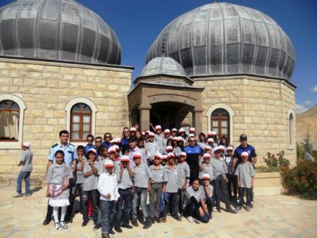 Göçer aile çocukları Darende'yi gezdi