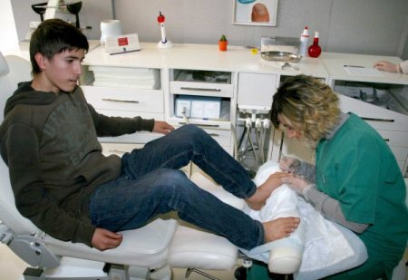 Göçle gelen çocuklara 'yürüyüş analizi' yapıldı