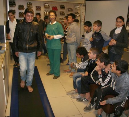 Göçle gelen çocuklara 'yürüyüş analizi' yapıldı
