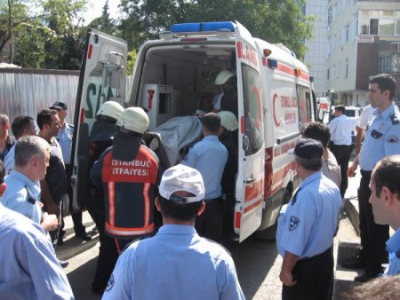 Göçük altında kalan işçi kurtarıldı