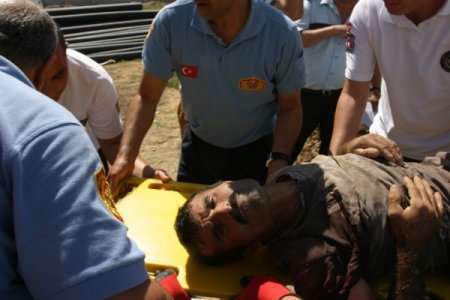 Göçük altında kalan işçi yaralandı