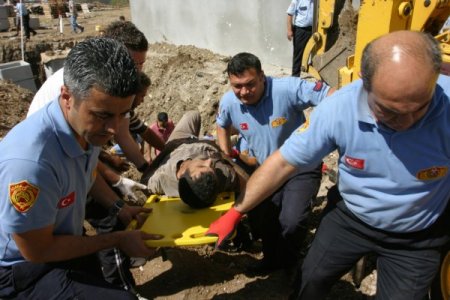 Göçük altında kalan işçi yaralandı