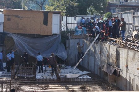 Göçük altında kalan işçiyi kurtarma çalışmaları sürüyor