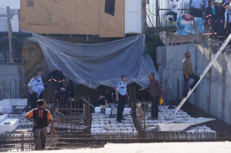 Göçük altında kalan işçiyi kurtarma çalışmaları sürüyor