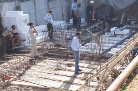 Göçük altında kalan işçiyi kurtarma çalışmaları sürüyor