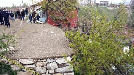 Göçükte kalan 3 yaşındaki çocuk ağır yaralandı