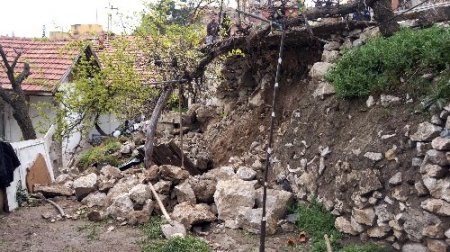 Göçükte kalan 3 yaşındaki çocuk ağır yaralandı