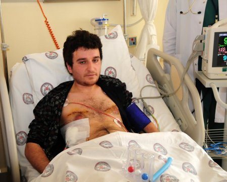 Göğsünü delip geçen demirle hastaneye kaldırıldı