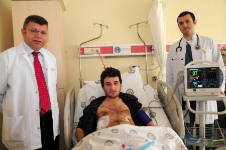 Göğsünü delip geçen demirle hastaneye kaldırıldı