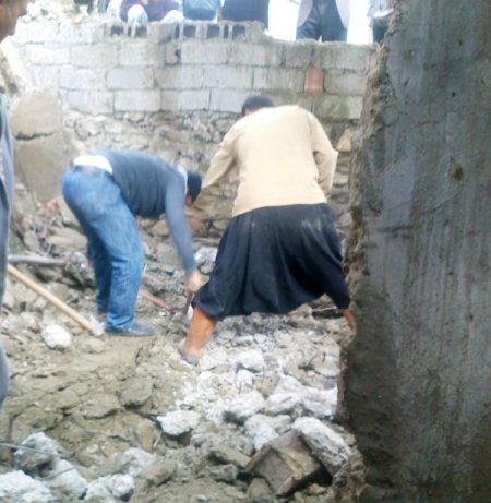 Gök gürültüsüyle çöken ahırda 2 inek telef oldu