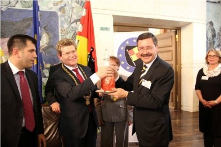 Gökçek, Avrupa Ödülü Kazanan Kentler Birliği Başkanlığı’na ikinci kez seçildi