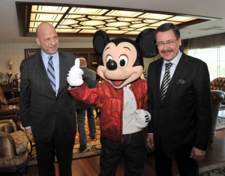 Gökçek, çizgi film kahramanı Mickey Mouse’u ağırladı
