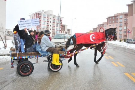 Gökçek 'atbüs' eylemine tepki gösterdi