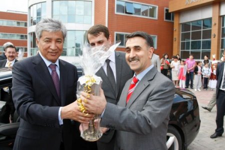 Gökçek İle Birliktetürk Lisesi’ni Ziyaret Eden Astana Valisi Piyano Çaldı