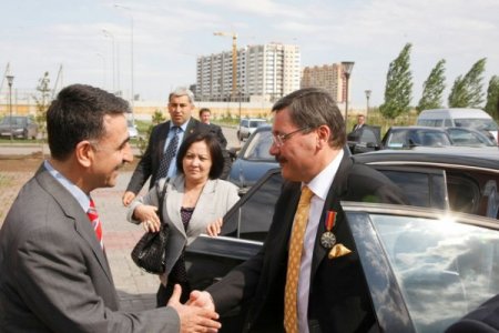 Gökçek İle Birliktetürk Lisesi’ni Ziyaret Eden Astana Valisi Piyano Çaldı
