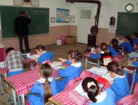 Gökçeler Köyü İlkokulu'nda üç sınıfa tek öğretmen bakıyor