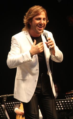 Gökhan Sezen'den Zeki Müren Şarkıları