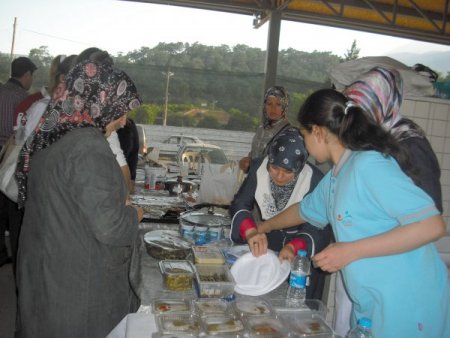 Gökkuşağı, İhtiyaç Sahibi Öğrenciler Yararına Kermes Düzenledi