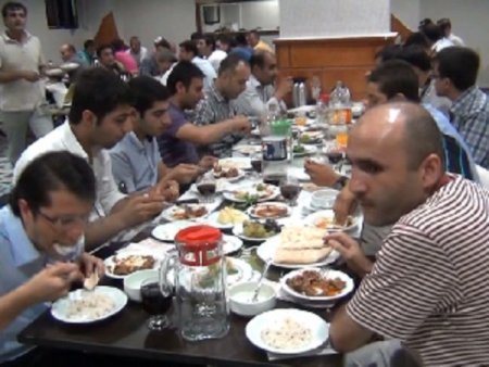 Gökkuşağı Derneği İftar Verdi