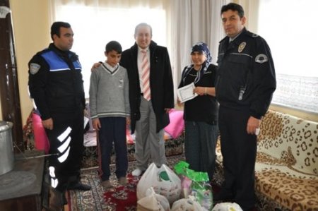 Göksun Kaymakamı, ihtiyaç sahibi aileleri evinde ziyaret ediyor