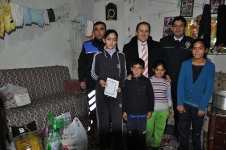 Göksun Kaymakamı, ihtiyaç sahibi aileleri evinde ziyaret ediyor