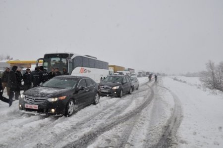 Göksun'da Püren Tüneli girişine çığ düştü Kahramanmaraş yolu kapandı