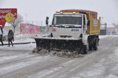 Gölbaşı Belediyesi ekipleri karla mücadele için seferber oldu