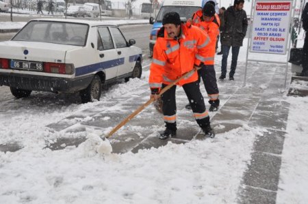 Gölbaşı Belediyesi ekipleri karla mücadele için seferber oldu
