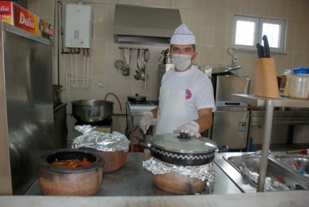 Gölbaşı Belediyesi'nden cenaze evlerine yemek hizmeti