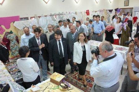 Gölbaşı Halk Eğitim Merkezi Yıl Sonu Sergisi Açtı
