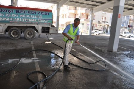 Gölbaşı'nda pazar yerleri köpüklü su ile dezenfekte ediliyor