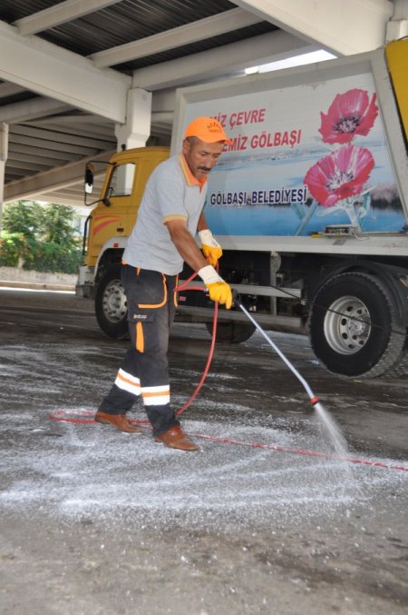 Gölbaşı'nda pazar yerleri köpüklü su ile dezenfekte ediliyor