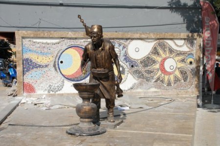 Gölebatmaz Caddesi’ne Şerbetçi Heykeli