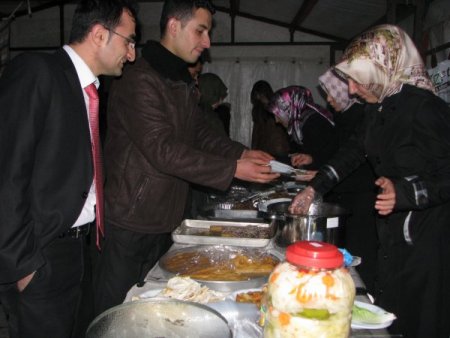 Göle'de, Ardahan Sağlıkçılar Derneği'nden öğrenciler için kermes