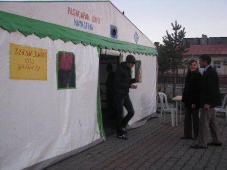 Göle'de, Ardahan Sağlıkçılar Derneği'nden öğrenciler için kermes