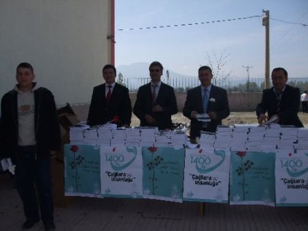 Gölhisar Müftülüğü, Üniversite Öğrencilerine Kitap Ve Karanfil Dağıttı
