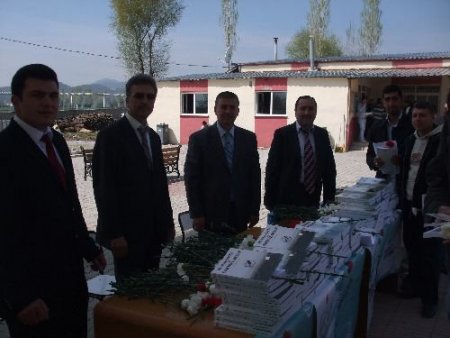 Gölhisar Müftülüğü, Üniversite Öğrencilerine Kitap Ve Karanfil Dağıttı