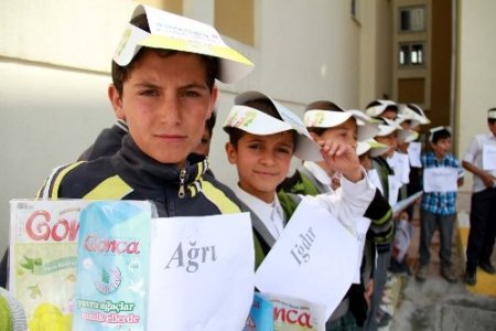 Gonca Çocuk Dergisi Van'da 20 bin fidan dağıttı