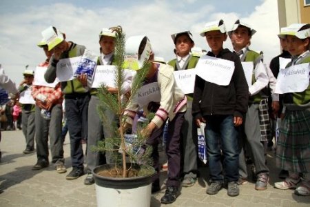 Gonca Çocuk Dergisi Van'da 20 bin fidan dağıttı