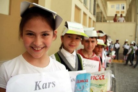 Gonca Çocuk Dergisi Van'da 20 bin fidan dağıttı