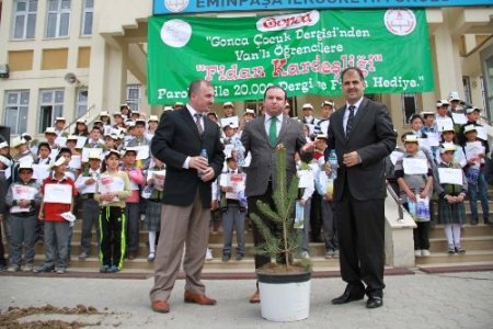 Gonca Çocuk Dergisi Van'da 20 bin fidan dağıttı