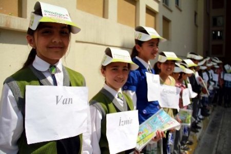 Gonca Çocuk Dergisi Van'da 20 bin fidan dağıttı