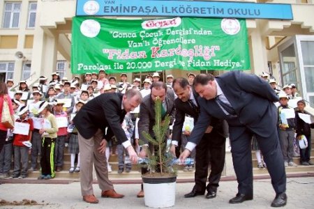 Gonca Çocuk Dergisi Van'da 20 bin fidan dağıttı