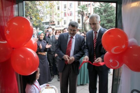 Gonca Kreşi öğrencilerinin 'Türk bayrağı' sergisi