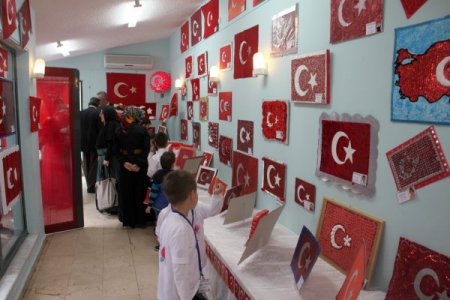 Gonca Kreşi öğrencilerinin 'Türk bayrağı' sergisi