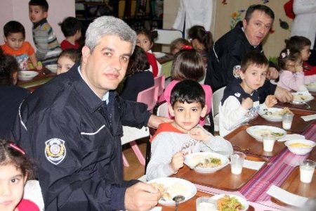 Goncalı öğrenciler, yemeklerini polis abla ve ağabeyleri ile paylaştı