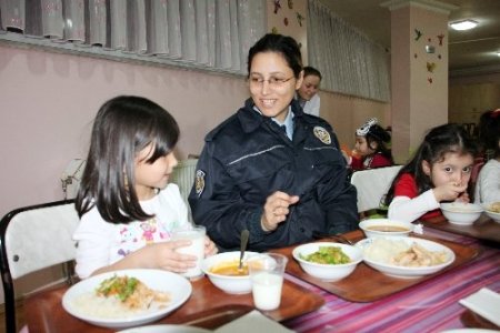 Goncalı öğrenciler, yemeklerini polis abla ve ağabeyleri ile paylaştı