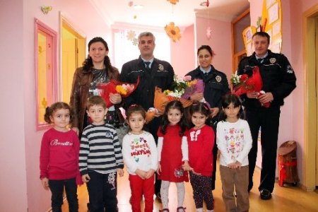 Goncalı öğrenciler, yemeklerini polis abla ve ağabeyleri ile paylaştı