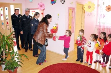 Goncalı öğrenciler, yemeklerini polis abla ve ağabeyleri ile paylaştı